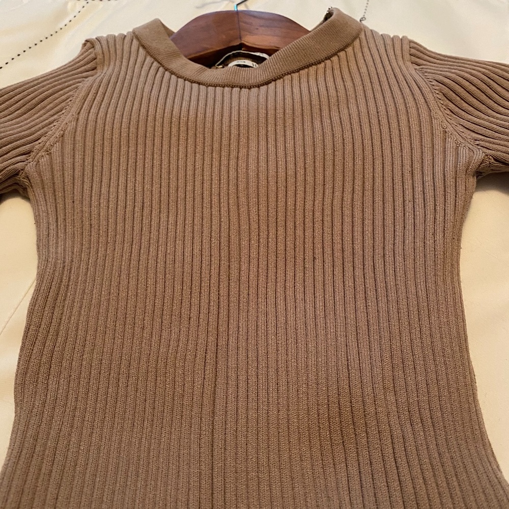 Ribbed Short-Sleeve Knit Top in Brown